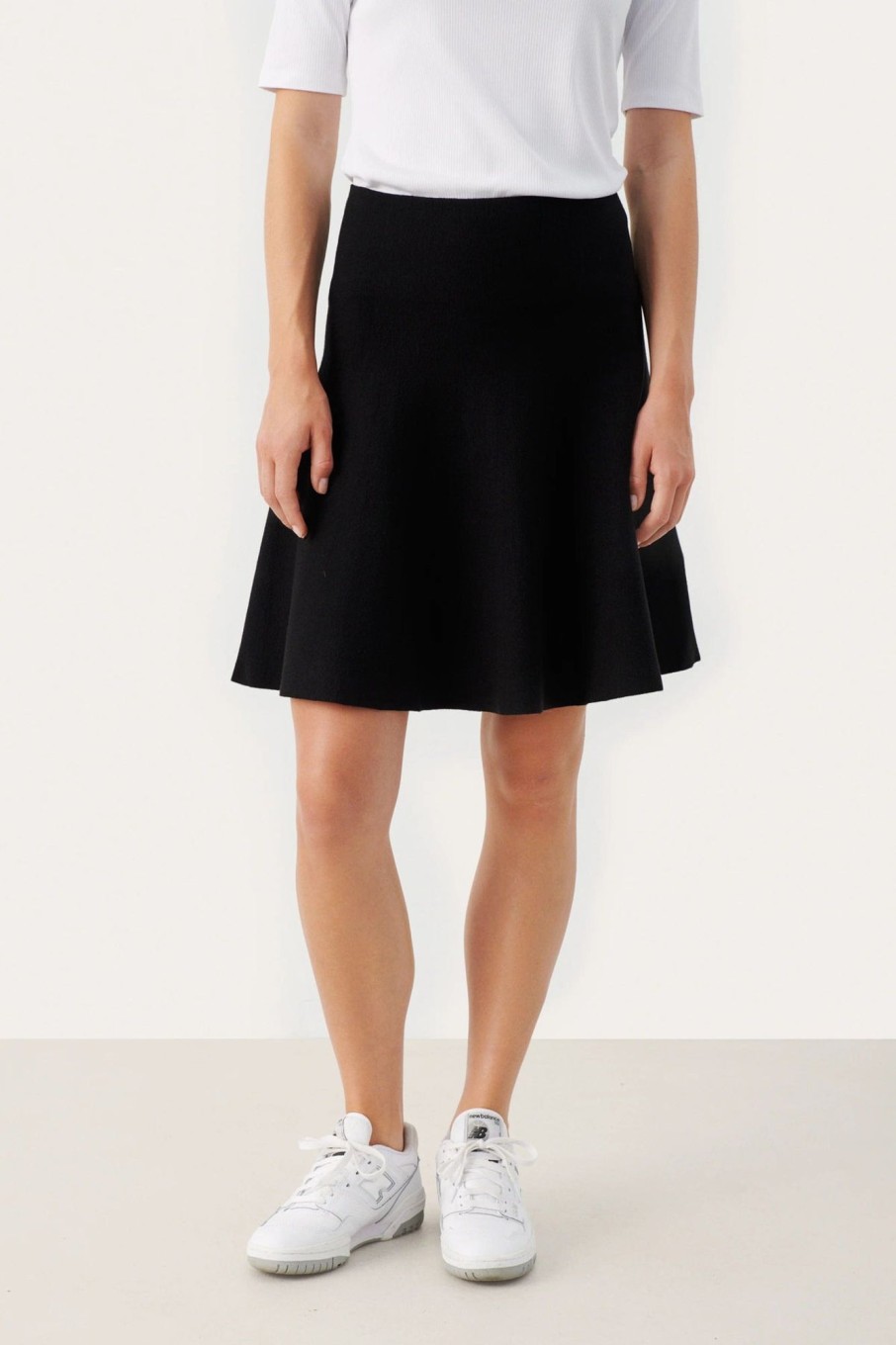 Klaer Part Two | Vikespw Skirt Black